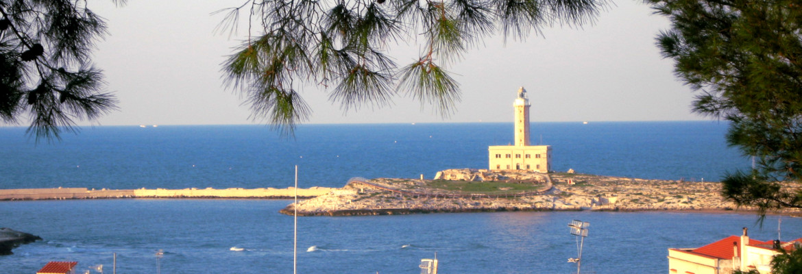 faro di Vieste tra gli alberi